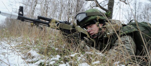 Militar vestido con equipo del soldado del futuro Rátnik - Sputnik Mundo