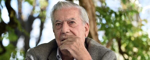 Peruvian writer and Nobel Prize 2010 in Literature, Mario Vargas Llosa gives a press conference on October 17, 2014 in Aix-en-Provence, southern France after a press conference during the literary festival La Fete du Livre. - Sputnik Mundo