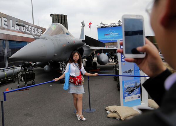 La inauguración del 51º Salón Internacional de la Aeronáutica y del Espacio de Le Bourget La inauguración del 51º Salón Internacional de la Aeronáutica y del Espacio de Le Bourget - Sputnik Mundo
