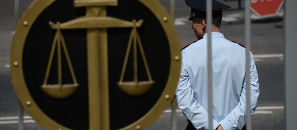 Сотрудник полиции у здания Мосгорсуда Сотрудник полиции у здания Мосгорсуда - Sputnik Mundo