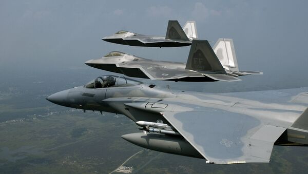 F-22 Raptors y F-15 Eagle - Sputnik Mundo