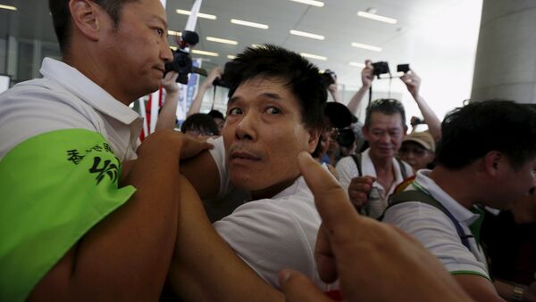 Partidario de reformas electorales prochino durante una confrontación en Hong Kong Partidario de reformas electorales prochino durante una confrontación en Hong Kong - Sputnik Mundo