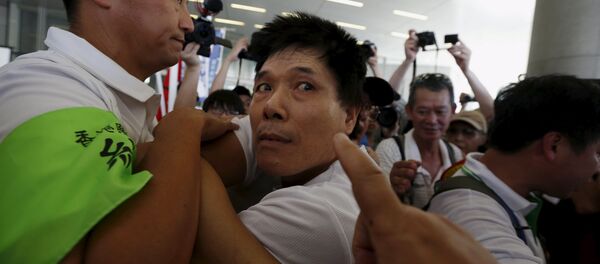 Partidario de reformas electorales prochino durante una confrontación en Hong Kong - Sputnik Mundo