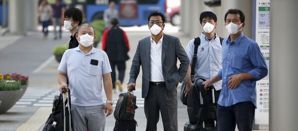 Pasajeros en el Aeropuerto Internacional de Gimpo en Seúl, Corea del Sur, el 17 de junio, 2015 - Sputnik Mundo
