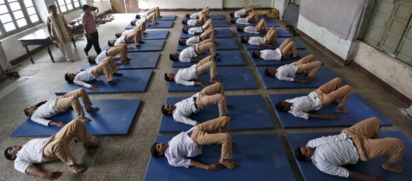Jovenes practican yoga en una escuela antes del Día mundial de yoga, el 16 de junio, 2015 - Sputnik Mundo
