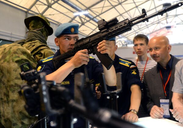 Armas de la marca Kalashnikov en el foro Army 2015 - Sputnik Mundo