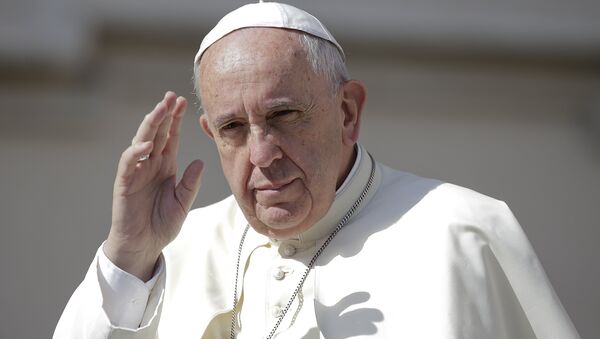 Pope Francis waves as he arrives to lead his Wednesday general audience in Saint Peter's square at the Vatican June 17, 2015. - Sputnik Mundo