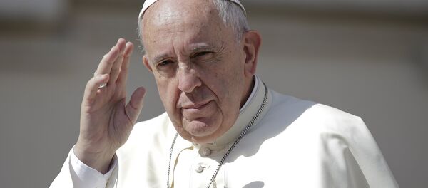Pope Francis waves as he arrives to lead his Wednesday general audience in Saint Peter's square at the Vatican June 17, 2015. - Sputnik Mundo