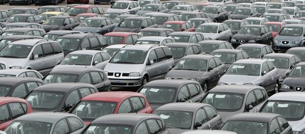 Coches se  sientan en la fábrica de SEAT en Martorell, España - Sputnik Mundo