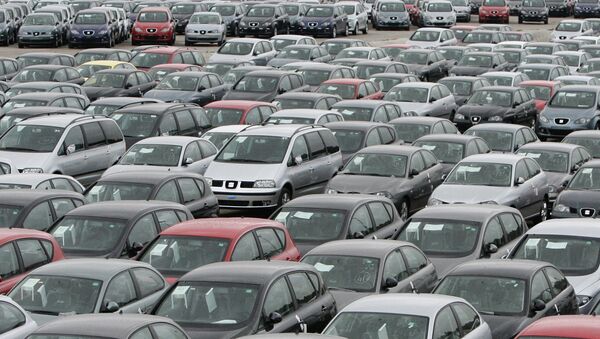 Coches se sientan en la fábrica de SEAT en Martorell, España - Sputnik Mundo