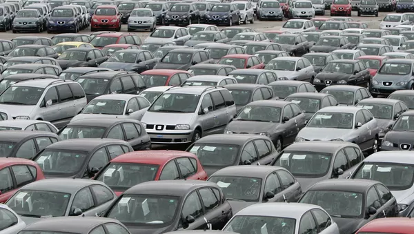 Coches se  sientan en la fábrica de SEAT en Martorell, España - Sputnik Mundo