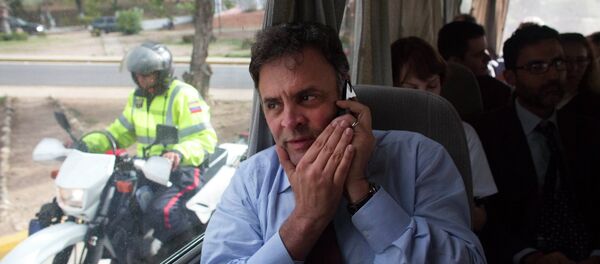 Aecio Neves camina con otros senadores brasileños desde el aeropuerto de La Guaira, escoltado por la Policía Bolivariana en las motocicletas - Sputnik Mundo