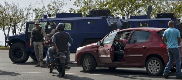 Vehículos blindados se ven en una carretera después de la llegada de una delegación de senadores brasileños cerca del aeropuerto Simón Bolívar en Caracas Vehículos blindados se ven en una carretera después de la llegada de una delegación de senadores brasileños cerca del aeropuerto Simón Bolívar en Caracas - Sputnik Mundo