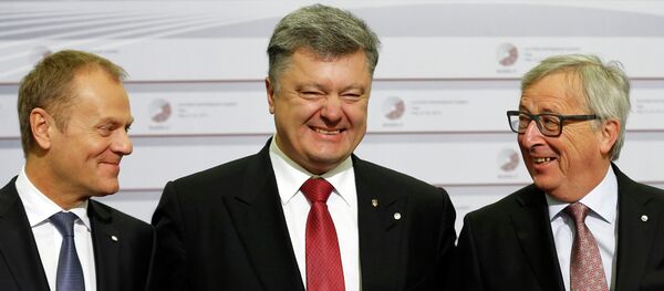 Donald Tusk, Petró Poroshenko y Jean-Claude Juncker durante la cumbre de la Asociación Oriental Donald Tusk, Petró Poroshenko y Jean-Claude Juncker durante la cumbre de la Asociación Oriental - Sputnik Mundo