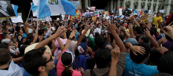 Manifestantes exigen la dimisión del Otto Pérez Molina, presidente de Guatemala, en Ciudad de Guatemala, el 13 de junio, 2015 - Sputnik Mundo