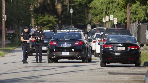 Charleston police man a barricade behind the Emanuel African Methodist Episcopal Church in Charleston, South Carolina, June 18, 2015 - Sputnik Mundo