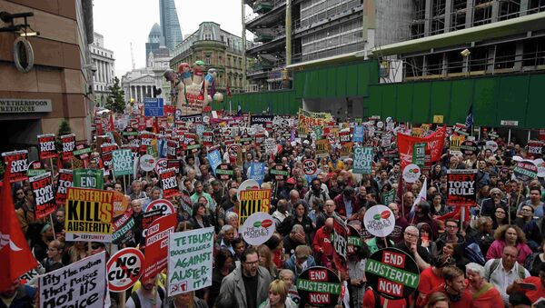 La protesta contra la política de austeridad del Gobierno de Reino Unido en Londres - Sputnik Mundo