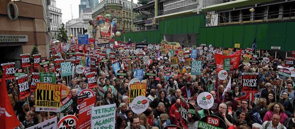 La protesta contra la política de austeridad del Gobierno de Reino Unido en Londres - Sputnik Mundo