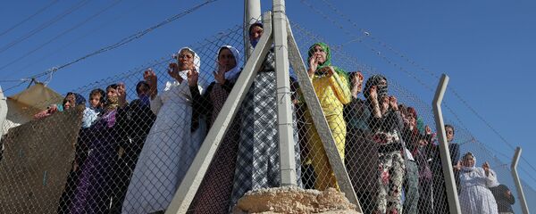 Refugiados sirios esperan la llegada de la Alta Comisionada de la ONU para los Refugiados, Antonio Guterres, en el campo de refugiados de Midyat en Mardin, sudeste de Turquía - Sputnik Mundo