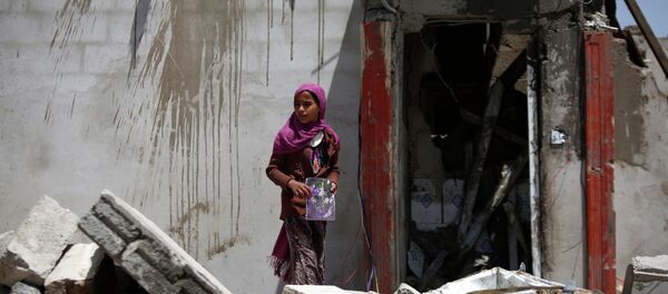 Edificios destruidos por un ataque aéreo de la coalición saudita a las afueras de Sanaa, Yemen - Sputnik Mundo