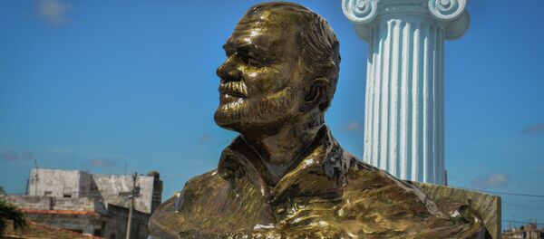 Monumento a Ernest Hemingway en La Habana - Sputnik Mundo