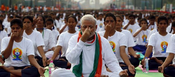 Narendra Modi, primer ministro de la India da clase de yoga para 35.000 personas en Nueva Delhi - Sputnik Mundo