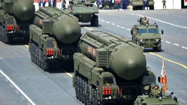Sistemas de misiles balísticos intercontinentales RS-24 Yars durante el Desfile de la Victoria en la Plaza Roja - Sputnik Mundo