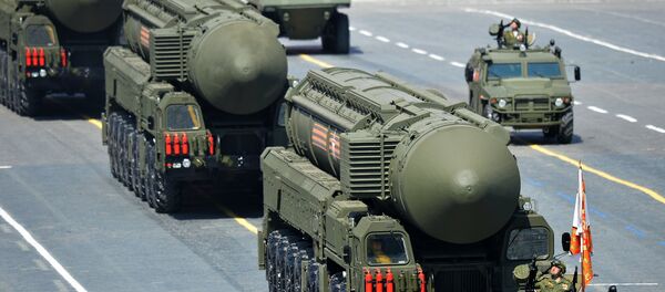 Sistemas de misiles balísticos intercontinentales RS-24 Yars durante el Desfile de la Victoria en la Plaza Roja Sistemas de misiles balísticos intercontinentales RS-24 Yars durante el Desfile de la Victoria en la Plaza Roja - Sputnik Mundo