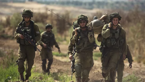 Soldados israelíes al lado de la frontera de Franja de Gaza