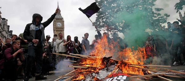 Gran Bretaña anuncia recortes sociales pese a protestas antigubernamentales - Sputnik Mundo