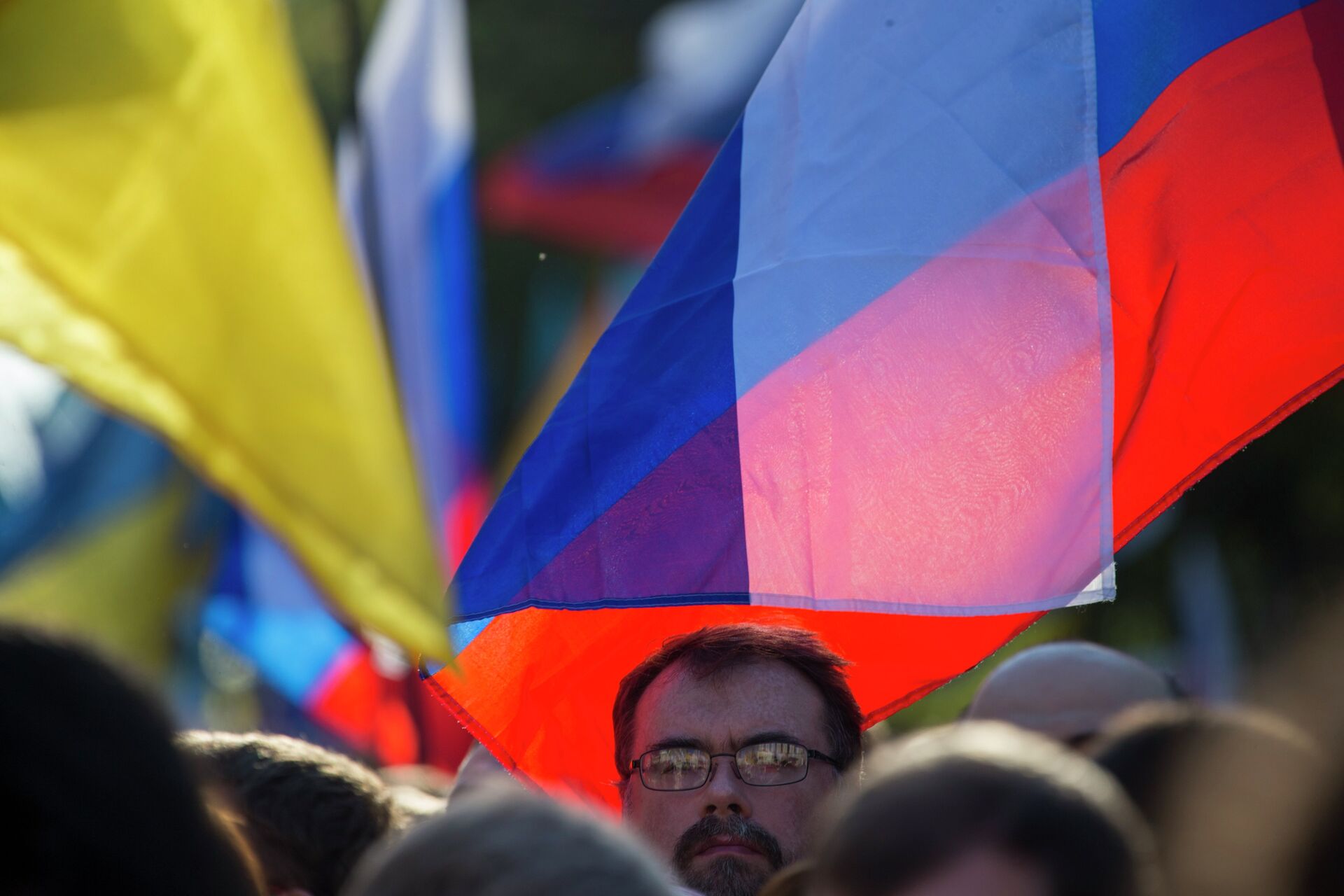 Banderas de Ucrania y Rusia - Sputnik Mundo, 1920, 13.07.2021