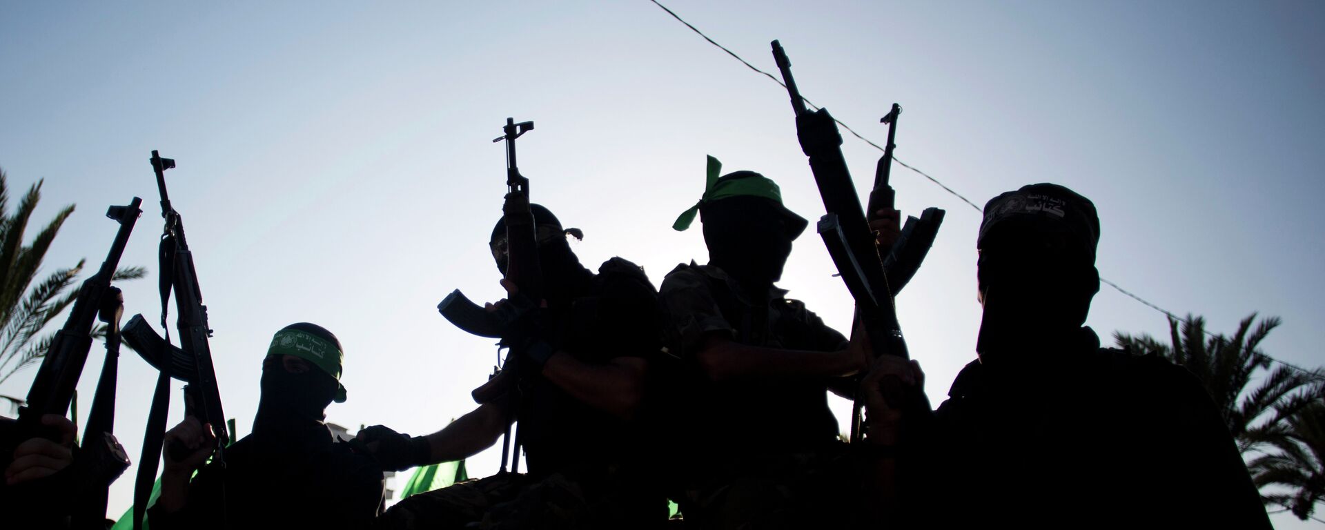 Palestinian masked Hamas gunmen hold their guns as they attend a rally in Gaza City, Wednesday, Aug. 27, 2014 - Sputnik Mundo, 1920, 18.10.2024