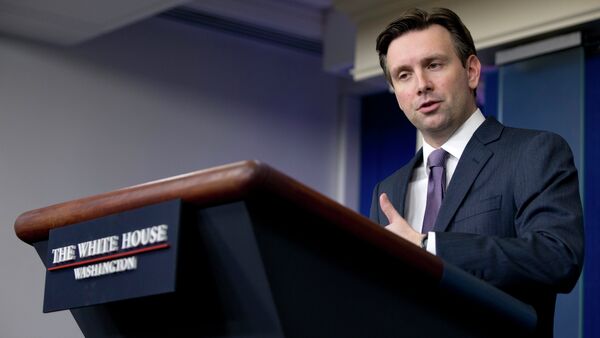 Josh Earnest, secretario de prensa del presidente de EEUU - Sputnik Mundo