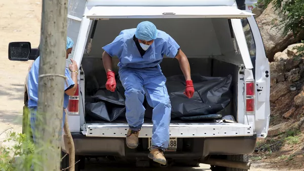 Hallazgo de diez cuerpos en fosas clandestinas en puerto mexicano de Acapulco - Sputnik Mundo