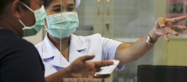 A nurse and a woman wear masks to prevent contracting Middle East Respiratory Syndrome (MERS) at the Bamrasnaradura Infectious Diseases Institute in Nonthaburi province, on the outskirts of Bangkok, Thailand, June 19, 2015. - Sputnik Mundo