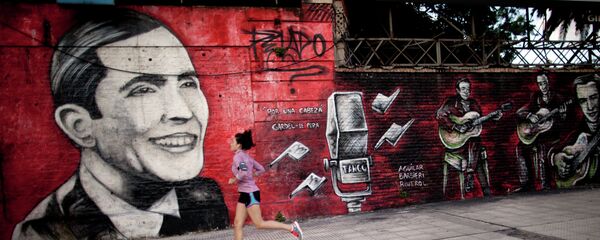 Un grafiti de Carlos Gardel - Sputnik Mundo