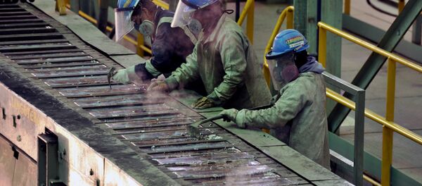 Trabajadores en la planta de fundición de plata y plomo de Karachipampa en Potosí, al sur Bolivia - Sputnik Mundo