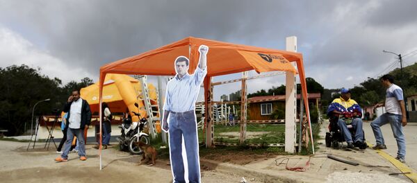 Una imagen de cartón del encarcelado líder de la oposición venezolana Leopoldo López Una imagen de cartón del encarcelado líder de la oposición venezolana Leopoldo López - Sputnik Mundo