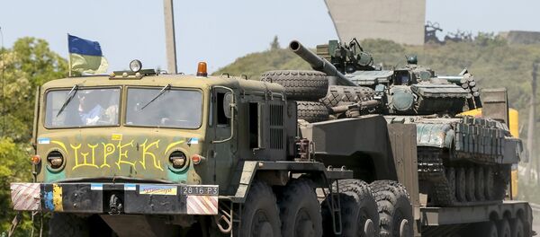 Un camión militar de las fuerzas armadas de Ucrania transporta un tanque cerca Izium, el este de Ucrania - Sputnik Mundo