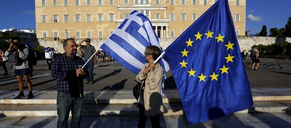Manifestantes pro-UE con banderas de Grecia y de la Unión Europea - Sputnik Mundo