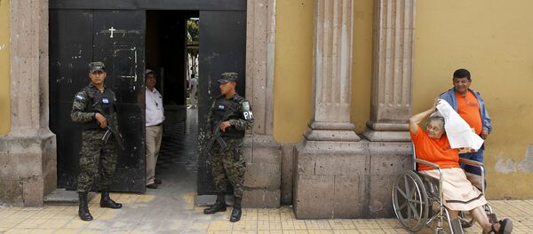 Soldados cerca de la entrada al hospital San Felipe de Tegucigalpa, Honduras - Sputnik Mundo