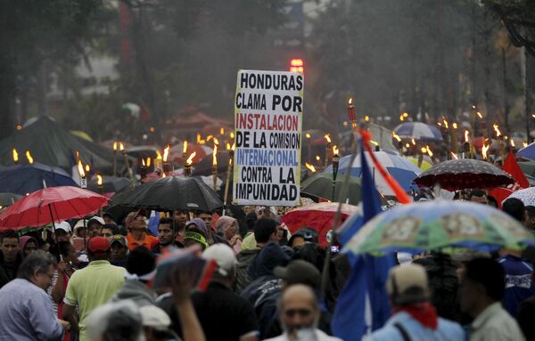 Marcha en reclamo del fin de la corrupción y la renuncia del presidente de Honduras, Juan Orlando Hernández - Sputnik Mundo