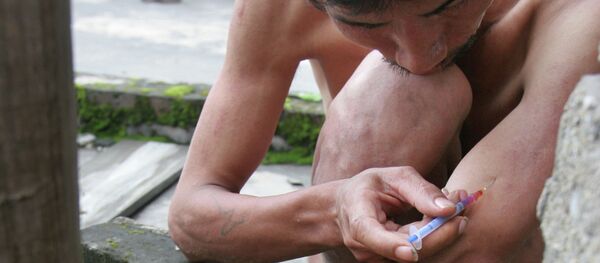 Un drogadicto chino se inyecta una dosis (archivo) Un drogadicto chino se inyecta una dosis (archivo) - Sputnik Mundo