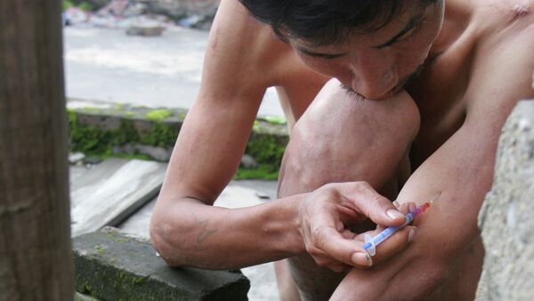 Un drogadicto chino se inyecta una dosis (archivo) - Sputnik Mundo