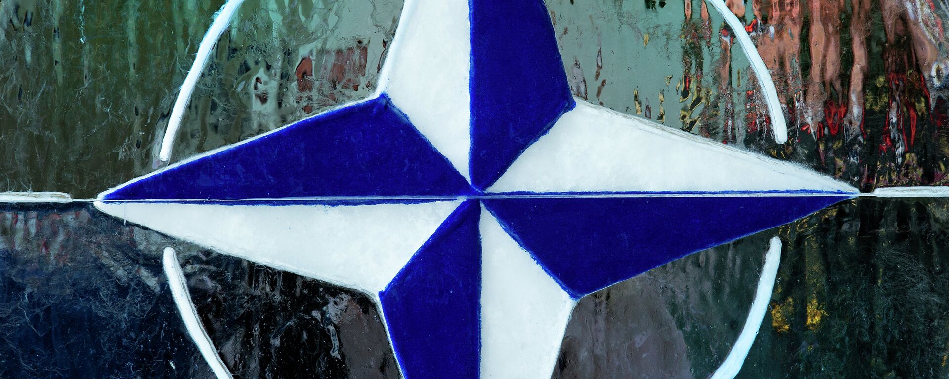 A melting ice sculpture with the NATO/OTAN logo is seen in the reception area for ceremonies at the NATO Supreme Allied Commander Transformation Change of Command Ceremony September 28, 2012 - Sputnik Mundo, 1920, 03.06.2022