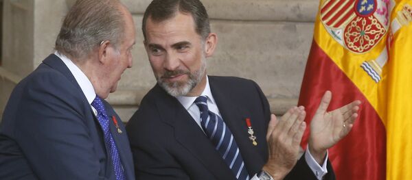 Felipe VI, Rey de España, y su padre, Juan Carlos I, durante la celebración del 30 aniversario de la adhesión de España a la UE en el Palacio Real de Madrid, el 24 de junio, 2015 - Sputnik Mundo
