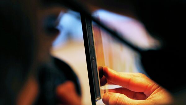 Televisor inteligente Sony e iphone - Sputnik Mundo