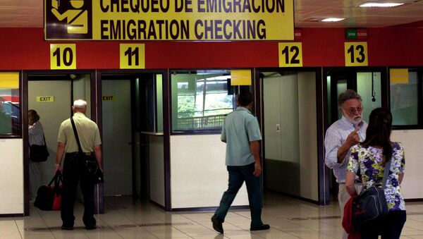 Viajeros en el puesto de control de la inmigración en el Aeropuerto Internacional José Martí en La Habana, Cuba Viajeros en el puesto de control de la inmigración en el Aeropuerto Internacional José Martí en La Habana, Cuba - Sputnik Mundo