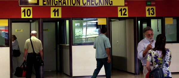 Viajeros en el puesto de control de la inmigración en el Aeropuerto Internacional José Martí en La Habana, Cuba - Sputnik Mundo