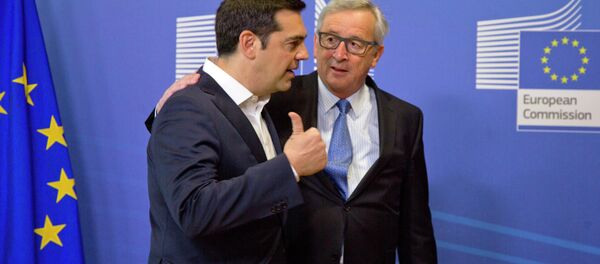 Primer ministro griego, Alexis Tsipras, habla con presidente de Comisión Europea, Jean-Claude Juncker - Sputnik Mundo